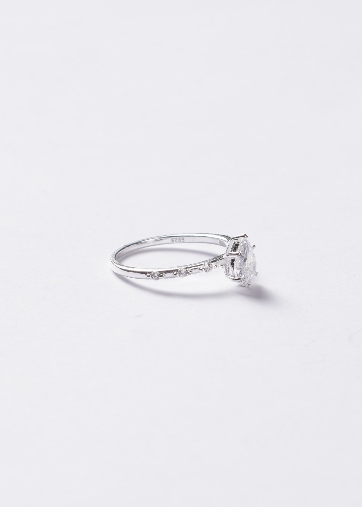 Anillo gota zirconia con laterales plata 925