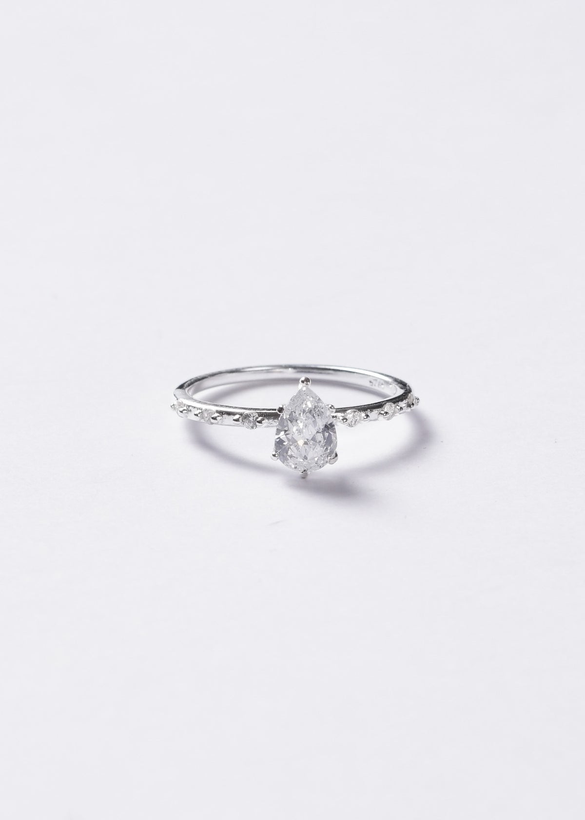 Anillo gota zirconia con laterales plata 925