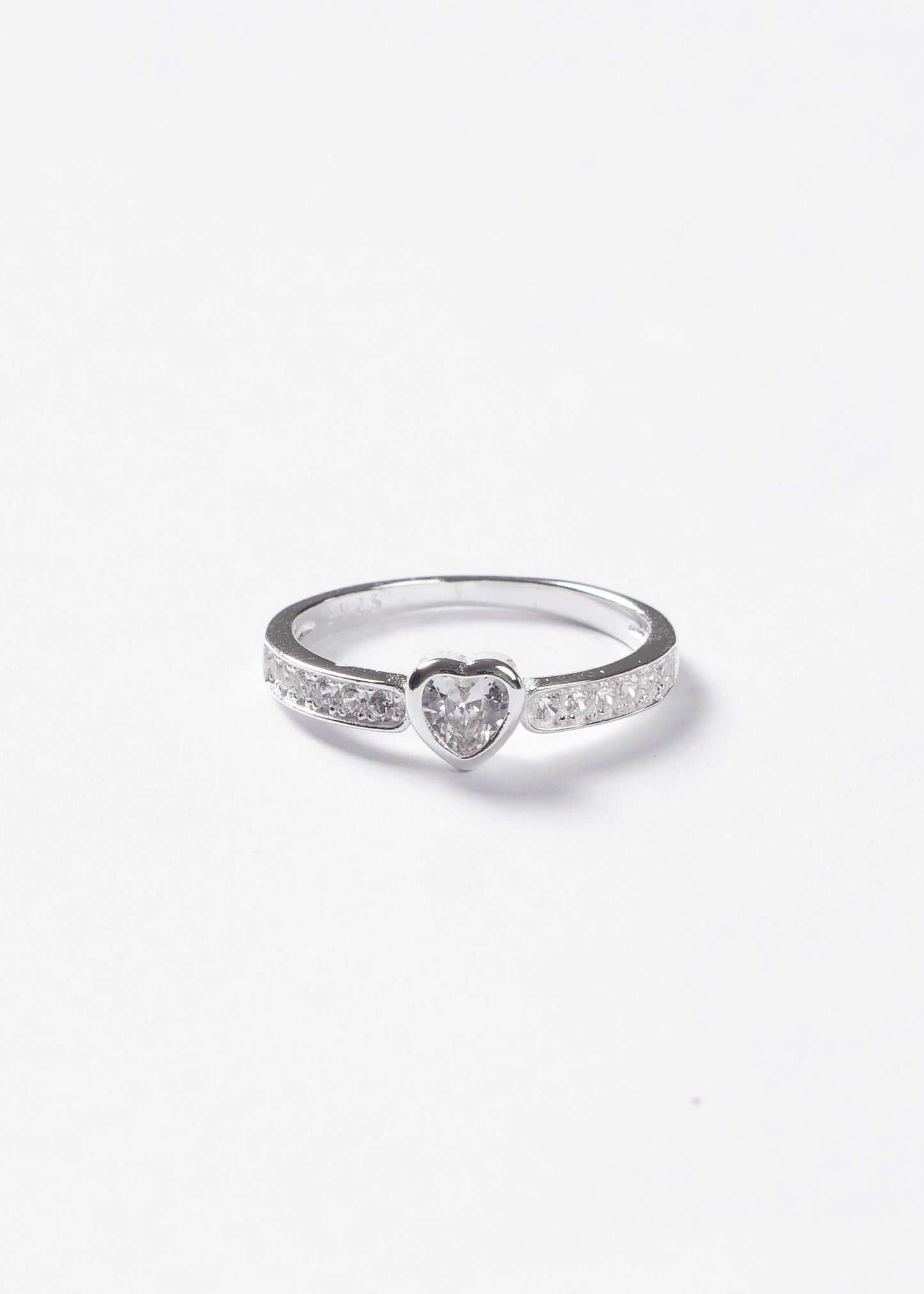 Anillo corazón con zirconias laterales plata 925