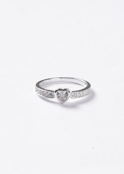 Anillo corazón con zirconias laterales plata 925
