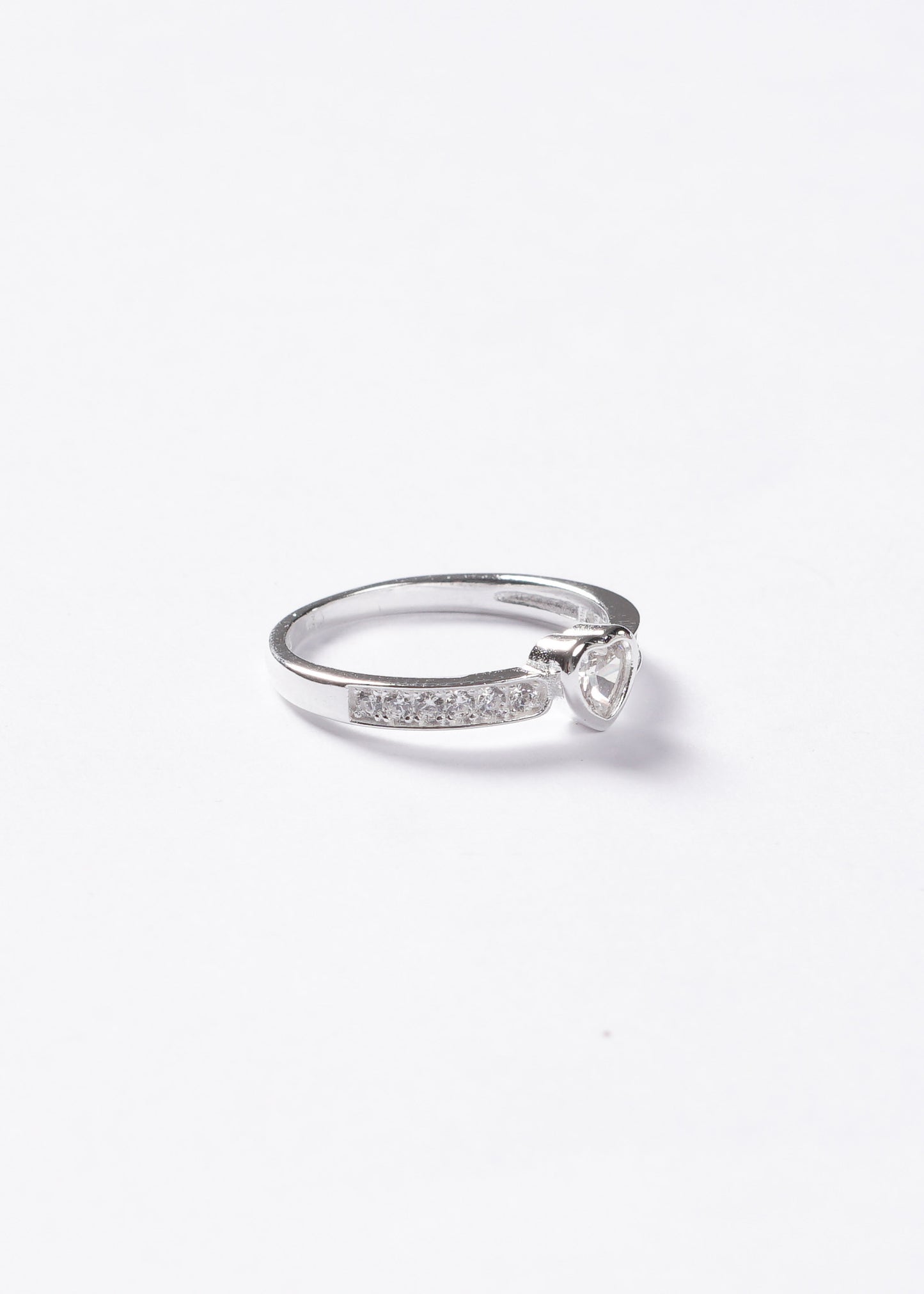 Anillo corazón con zirconias laterales plata 925