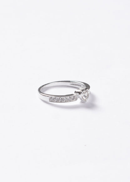 Anillo corazón con zirconias laterales plata 925