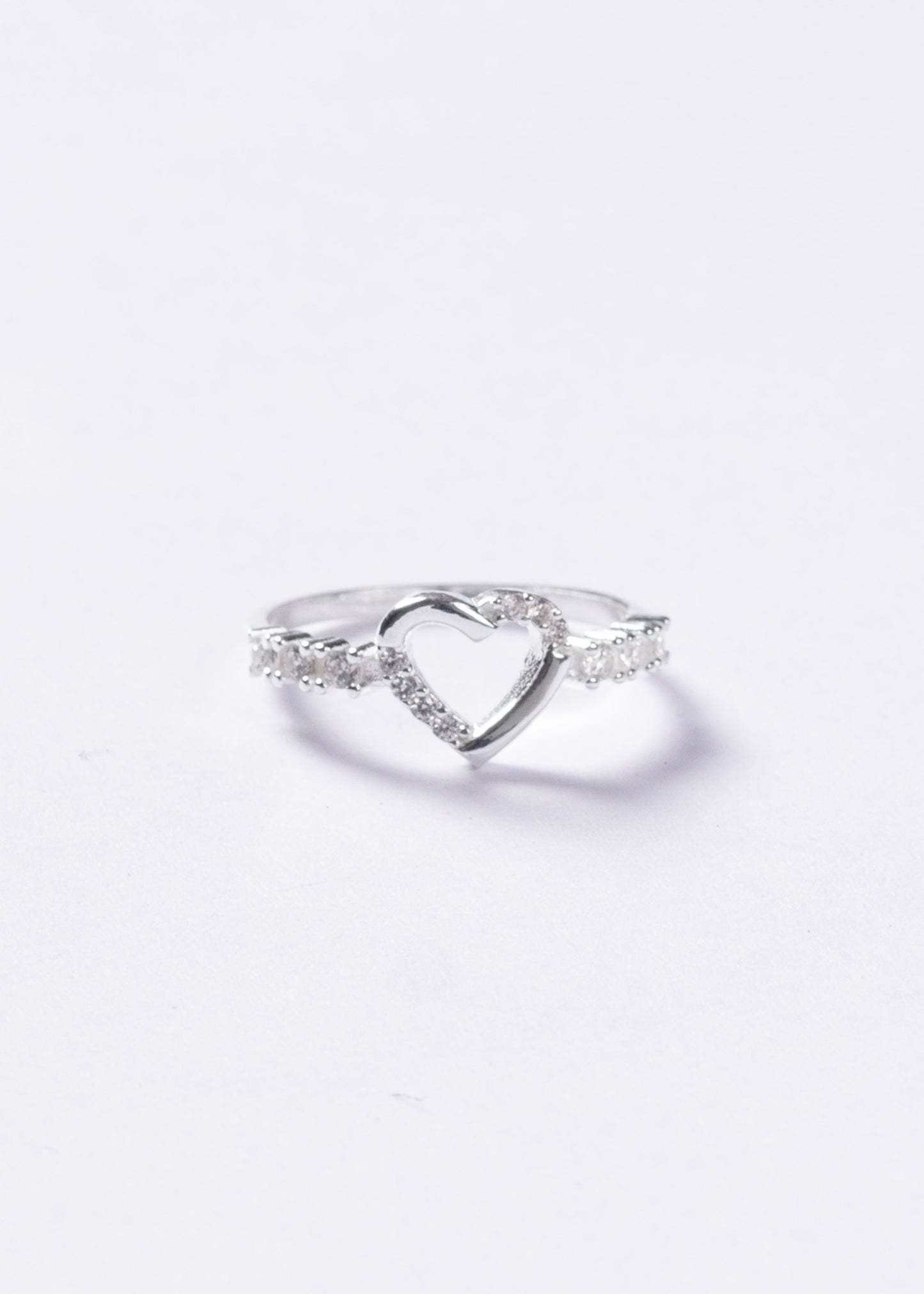 Anillo corazón calado mitad zirconias plata 925