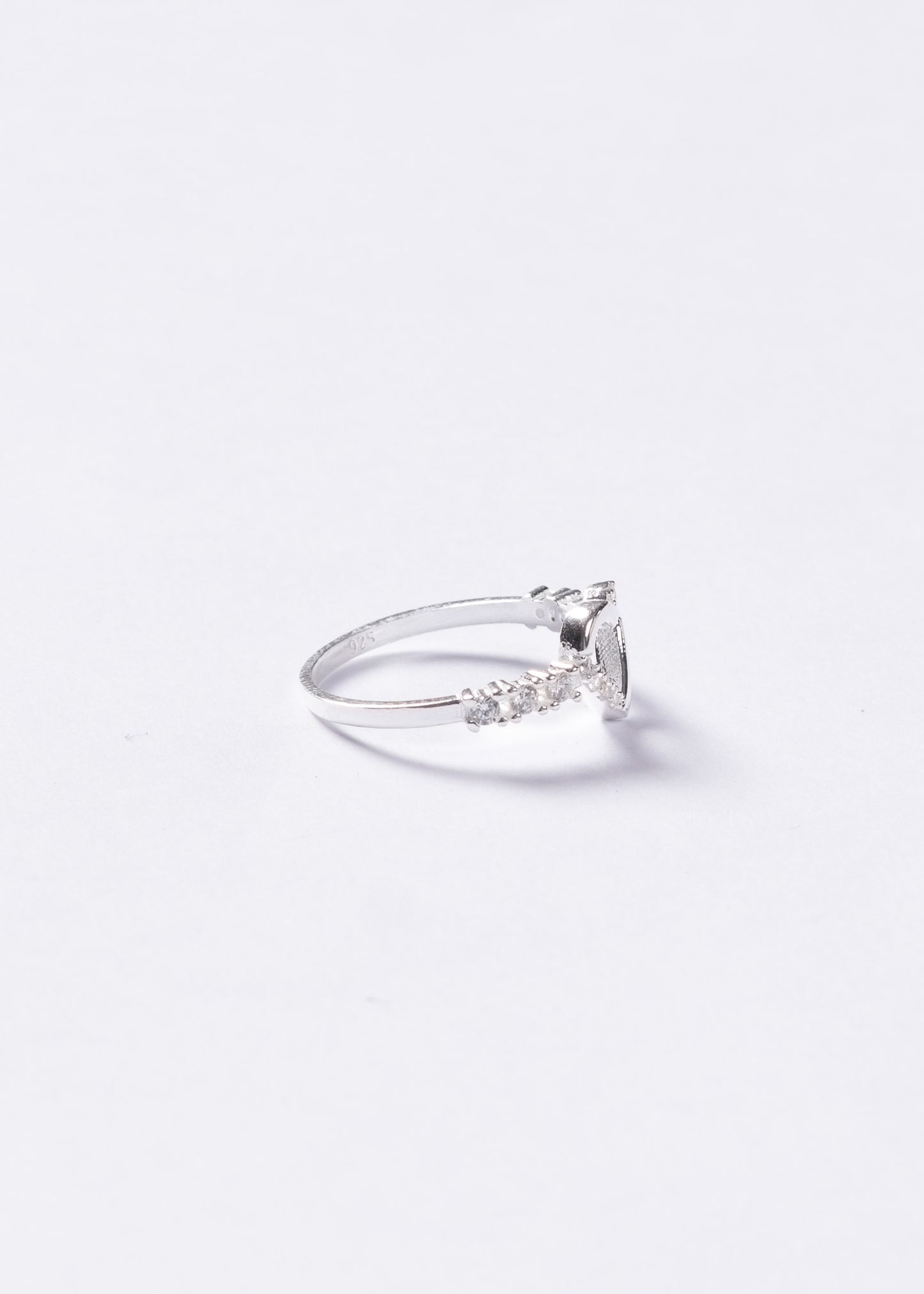 Anillo corazón calado mitad zirconias plata 925