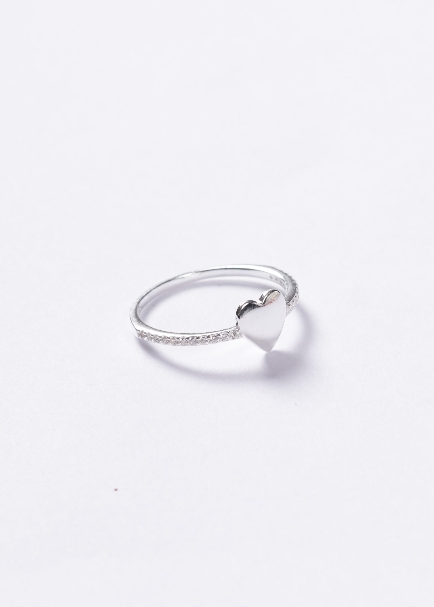 Anillo corazón liso zirconias laterales plata 925 + GRABADO