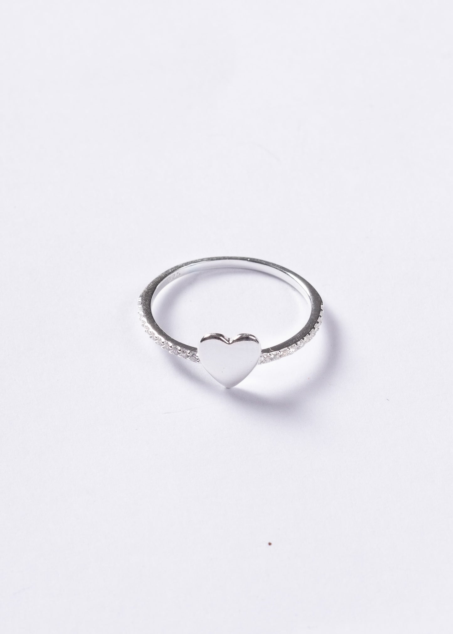 Anillo corazón liso zirconias laterales plata 925 + GRABADO