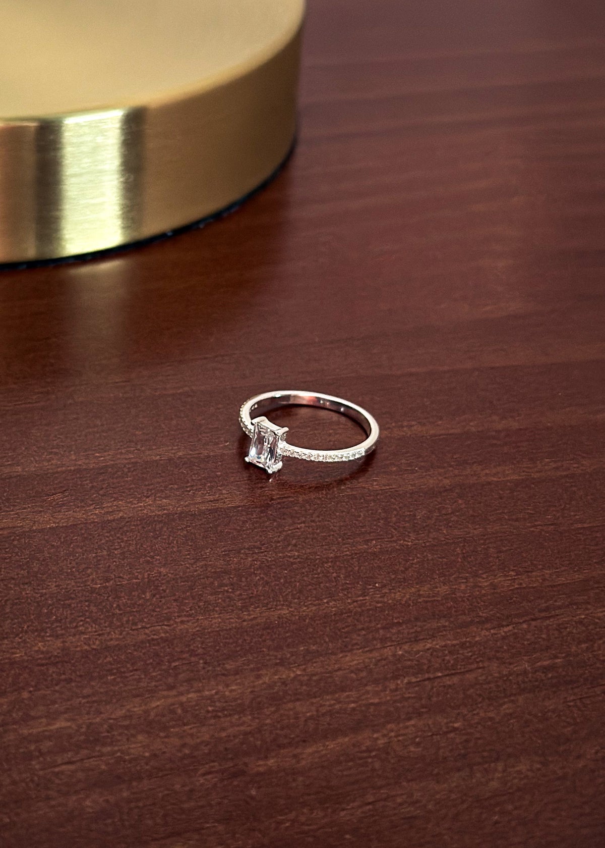 Anillo zirconia rectangular con laterales plata 925