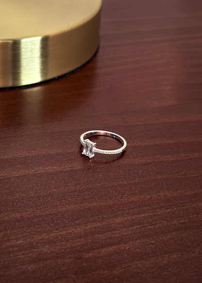 Anillo zirconia rectangular con laterales plata 925