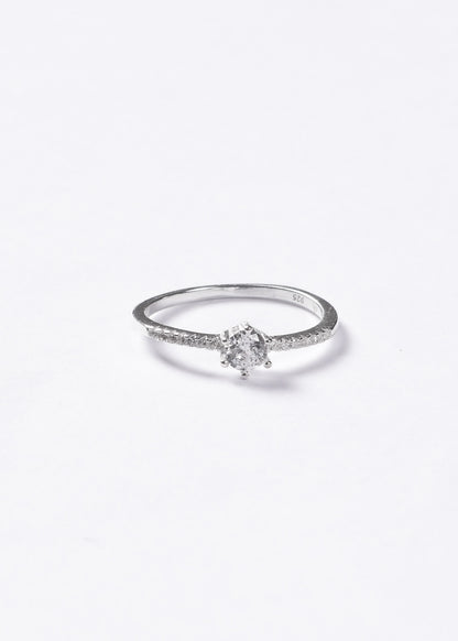 Anillo solitario clásico 6 puntas & zirconias laterales plata 925