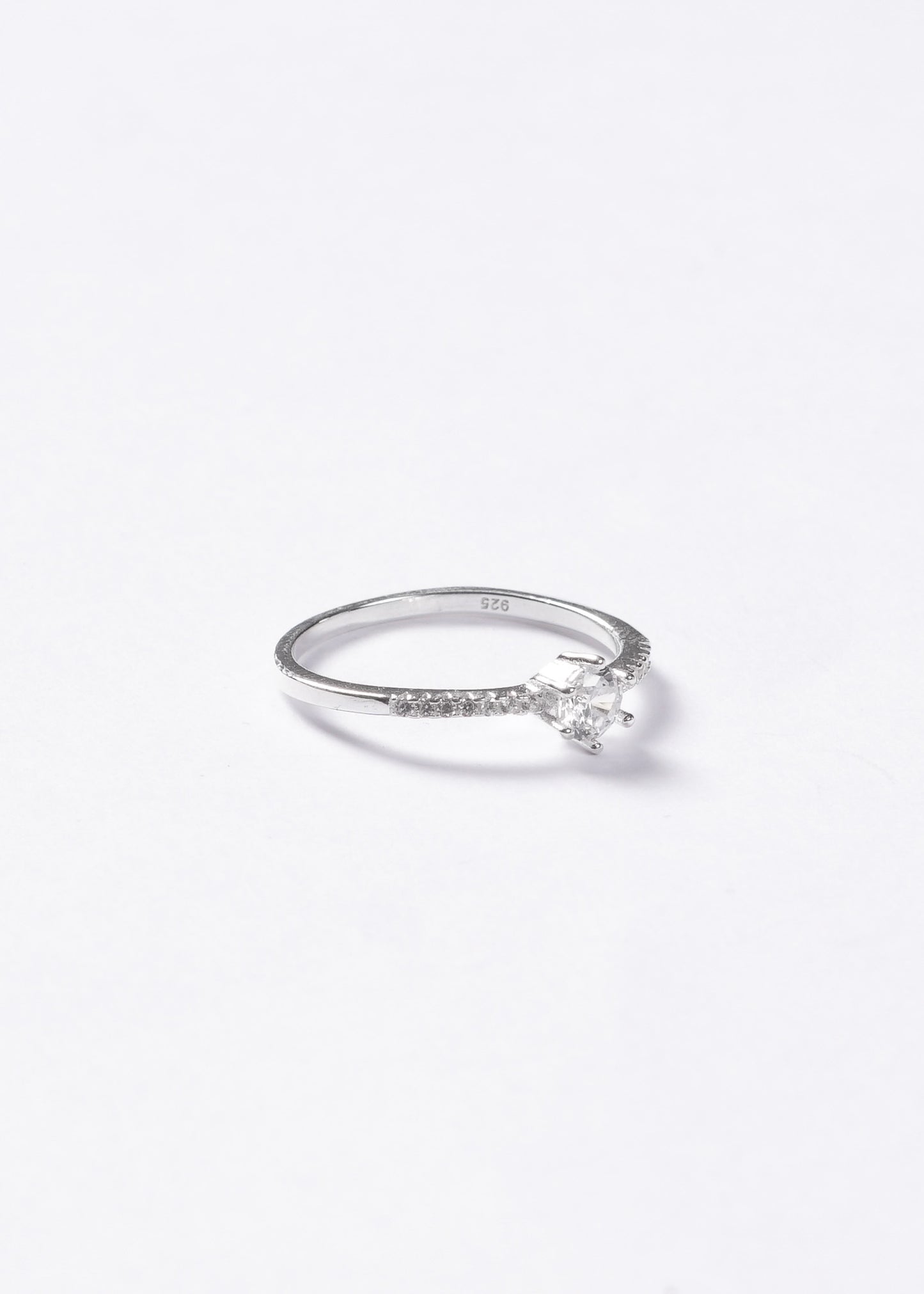 Anillo solitario clásico 6 puntas & zirconias laterales plata 925