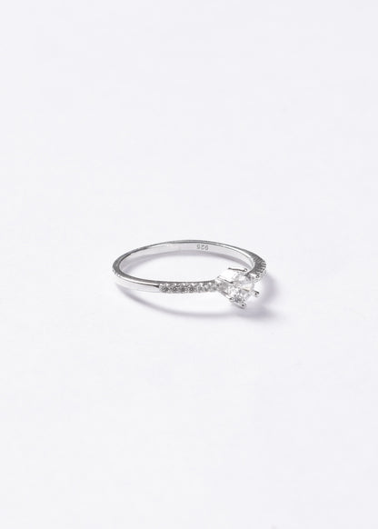 Anillo solitario clásico 6 puntas & zirconias laterales plata 925