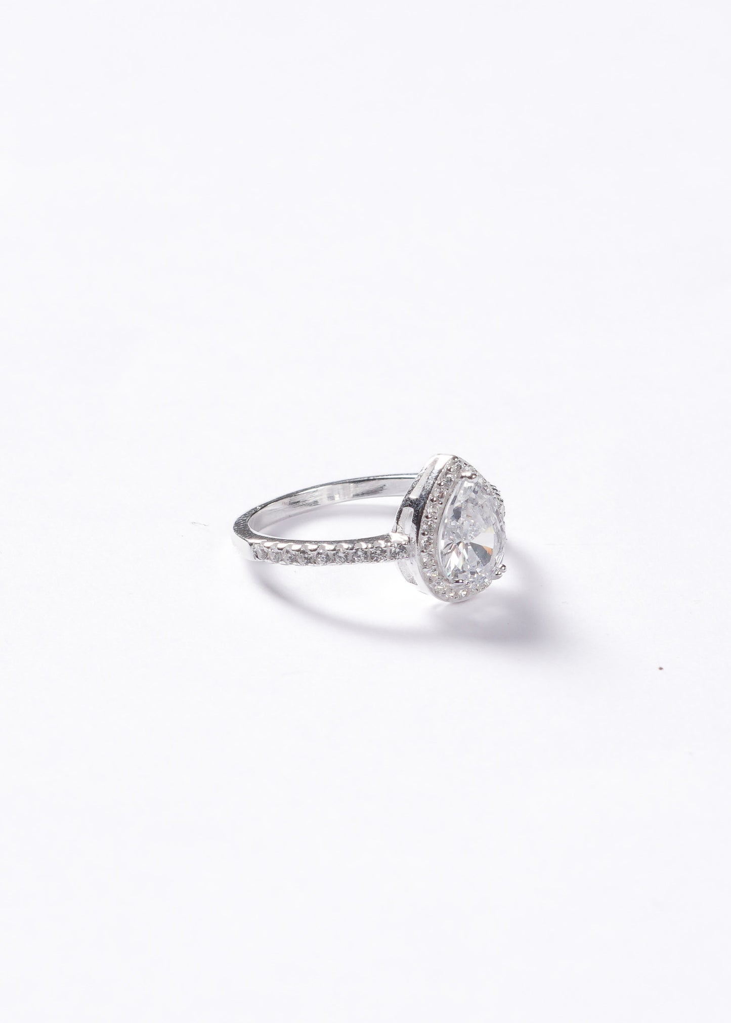 Anillo gota blanca zirconias laterales plata 925