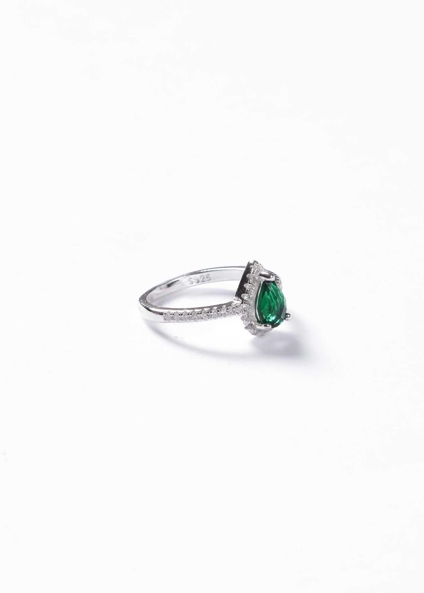 Anillo gota verde esmeralda zirconias laterales plata 925
