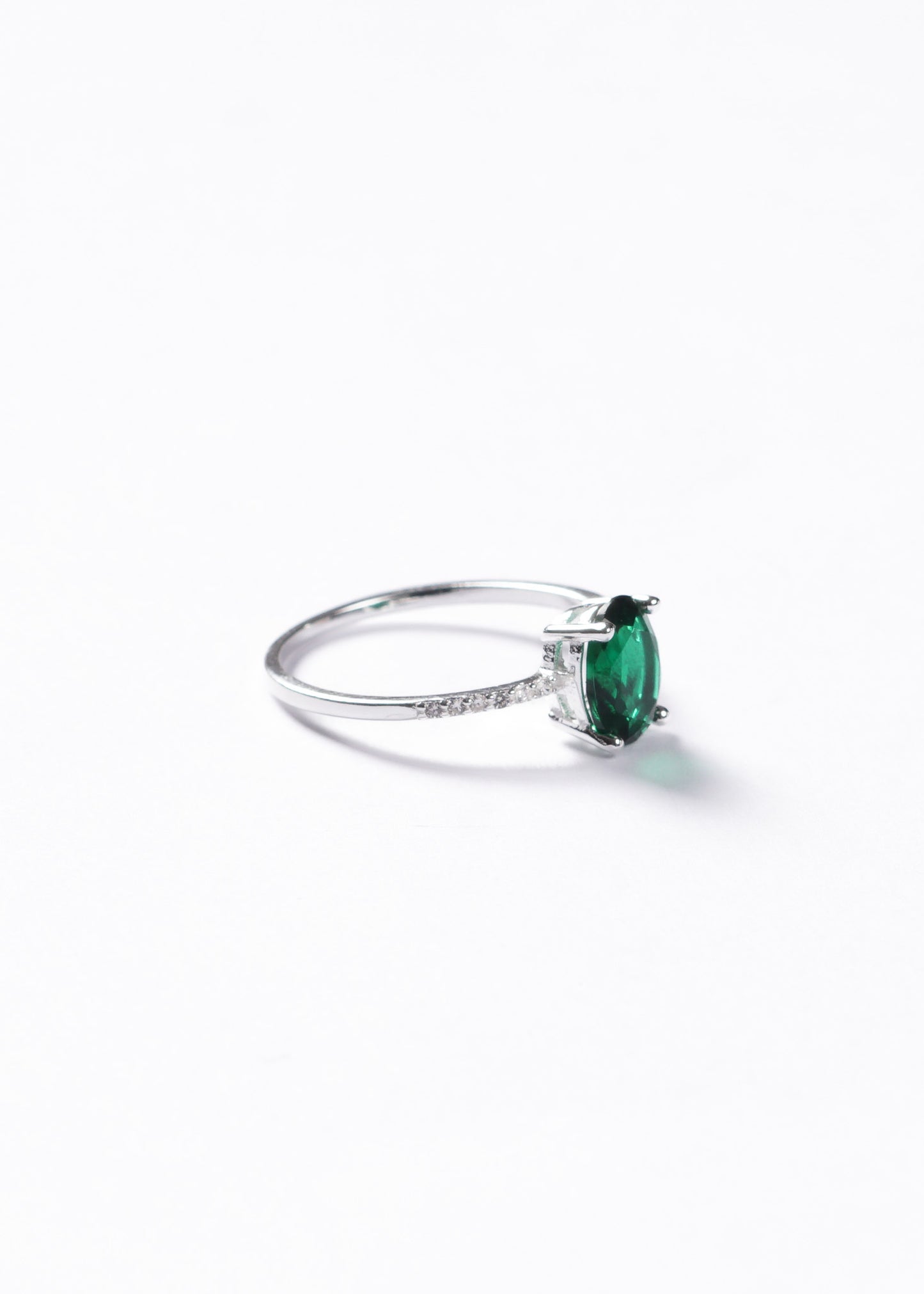 Anillo zirconia oval verde y laterales blancas plata 925