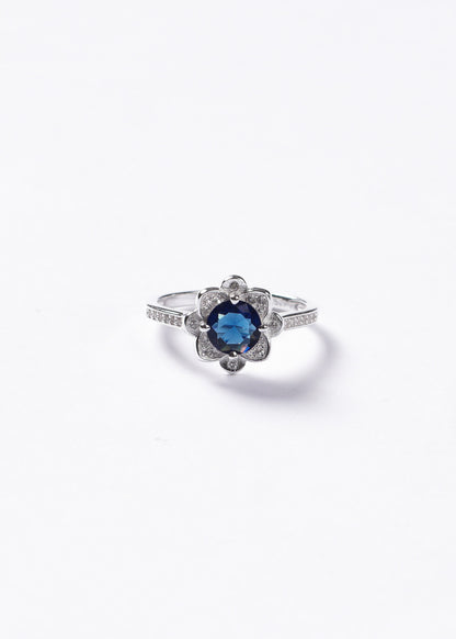 Anillo flor azul con zirconias laterales plata 925
