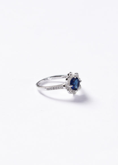 Anillo flor azul con zirconias laterales plata 925