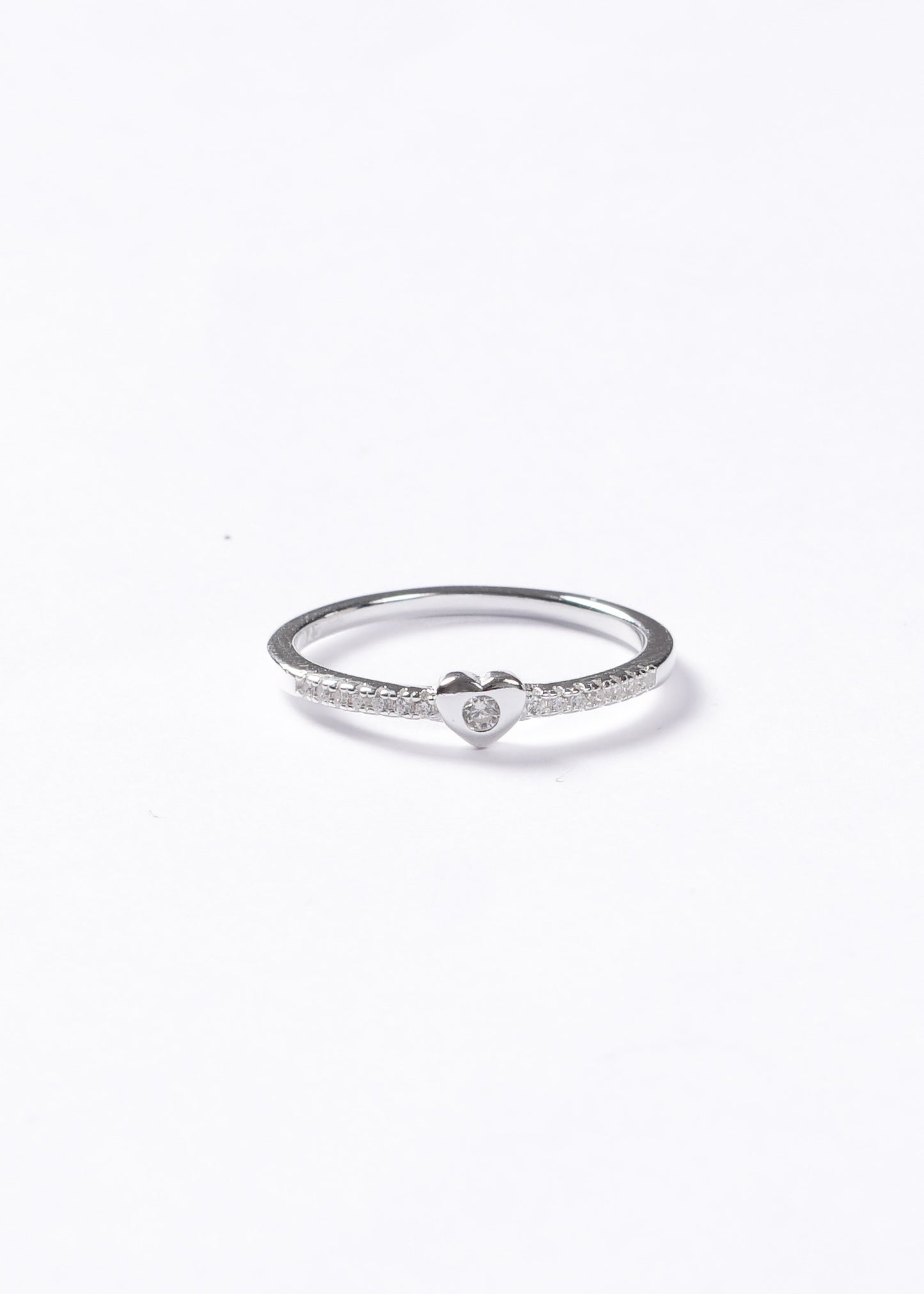 Anillo corazón con zirconias laterales plata 925