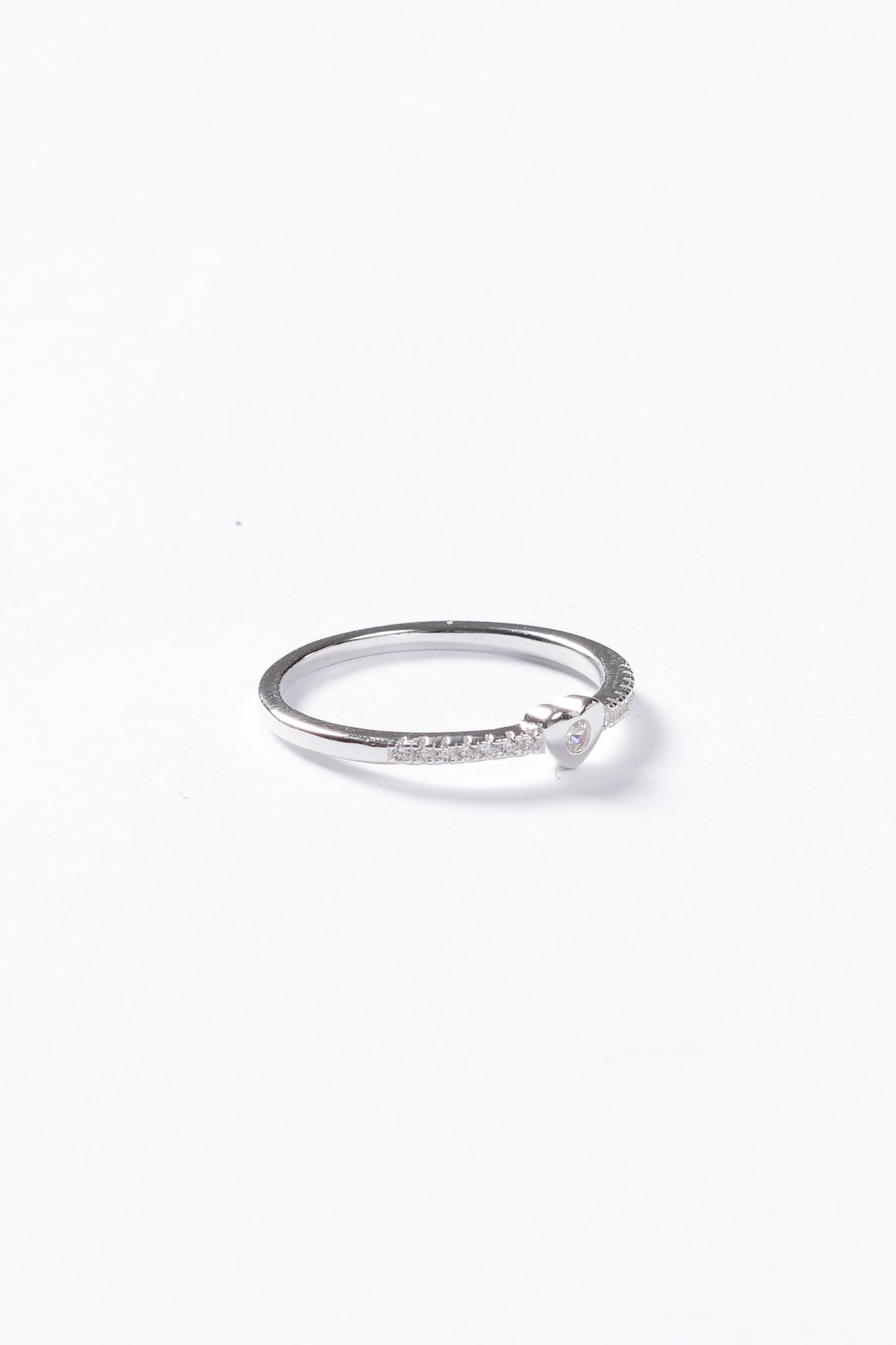 Anillo corazón con zirconias laterales plata 925