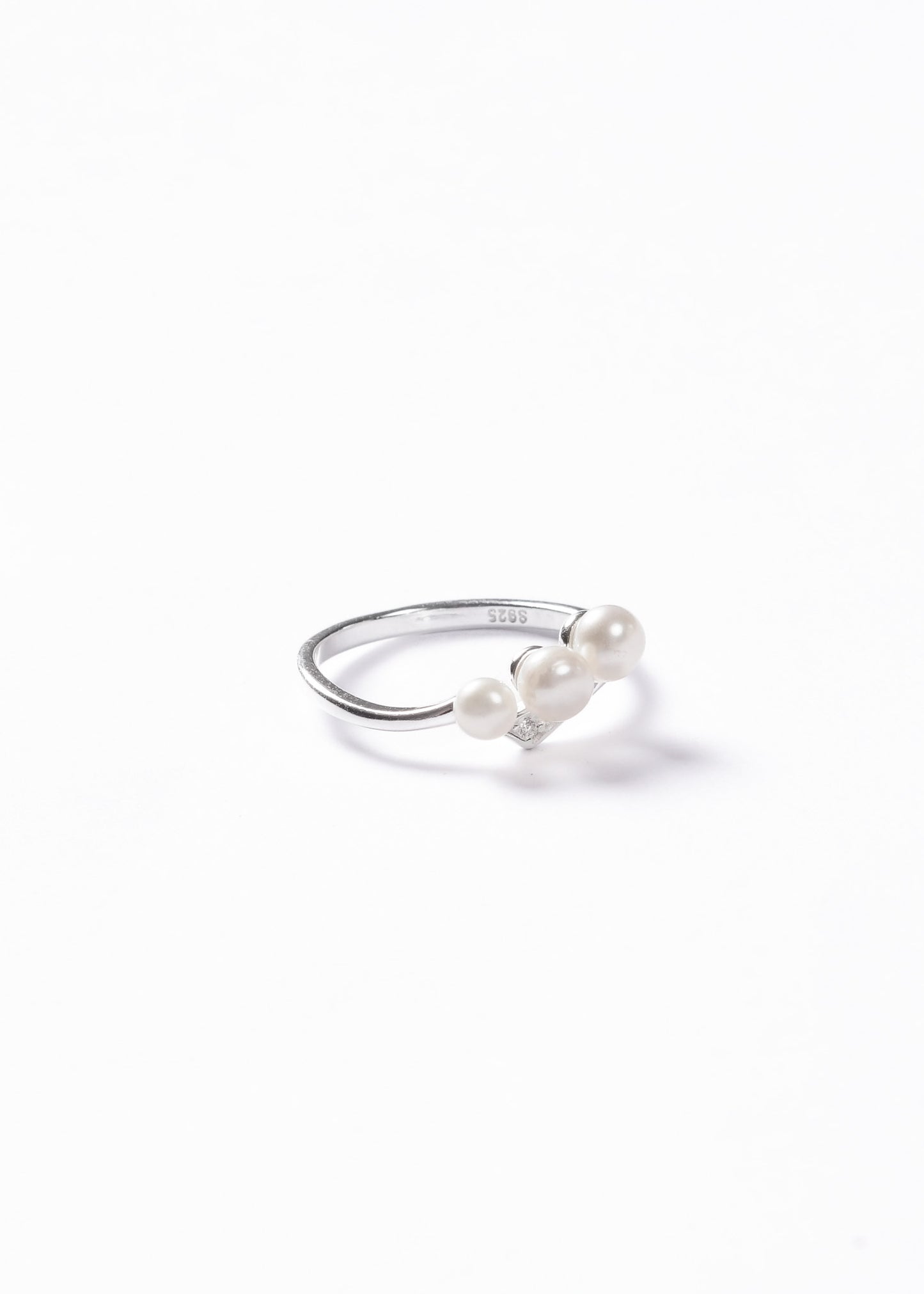 Anillo tres perlas de río con zirconias plata 925