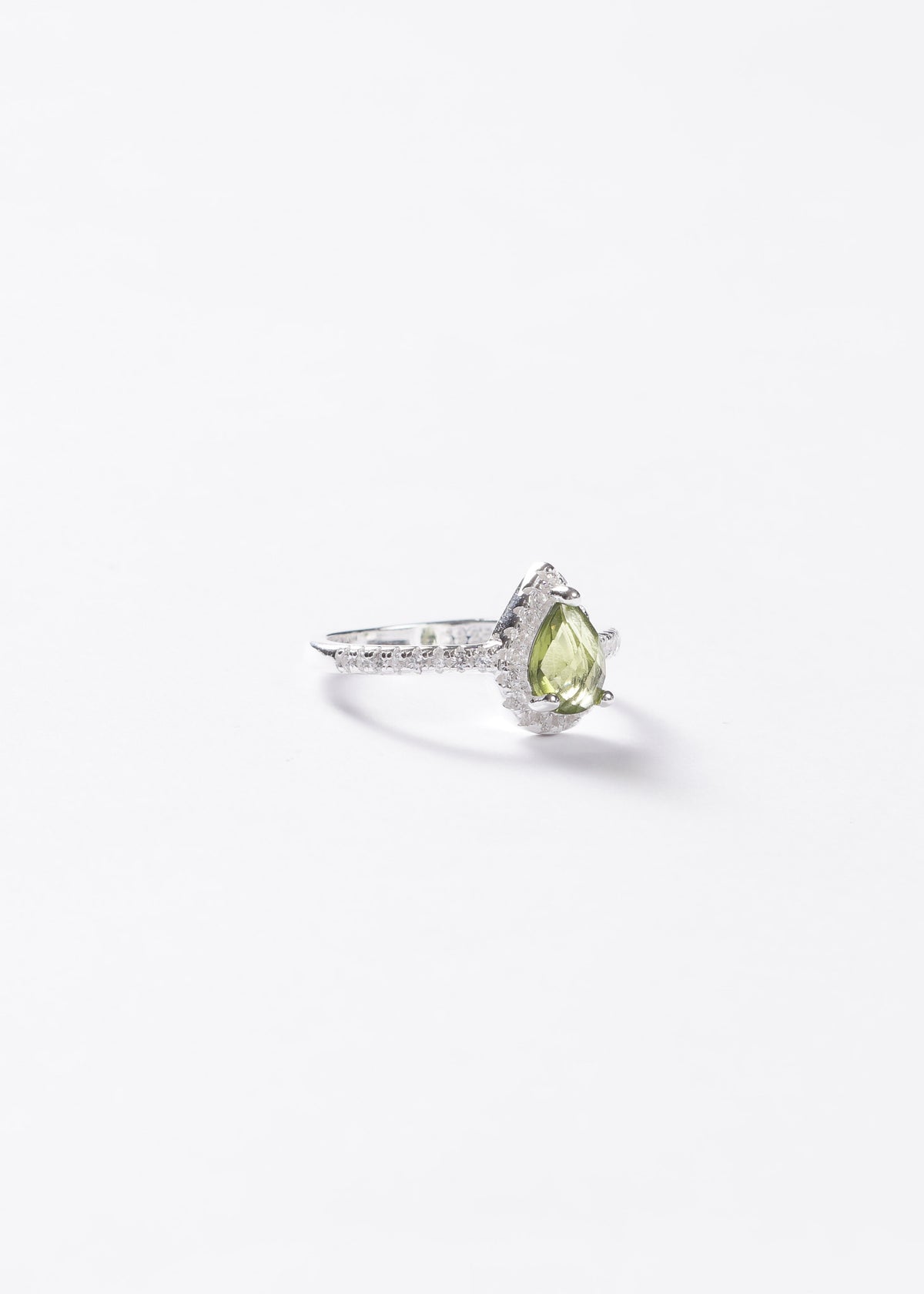 Anillo gota verde oliva zirconias laterales plata 925