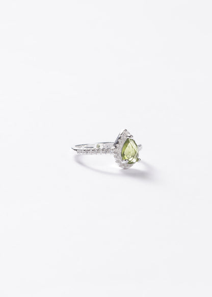 Anillo gota verde oliva zirconias laterales plata 925