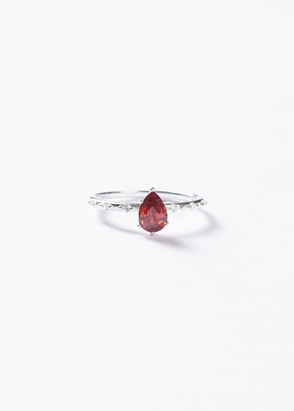 Anillo gota roja zirconia con laterales plata 925