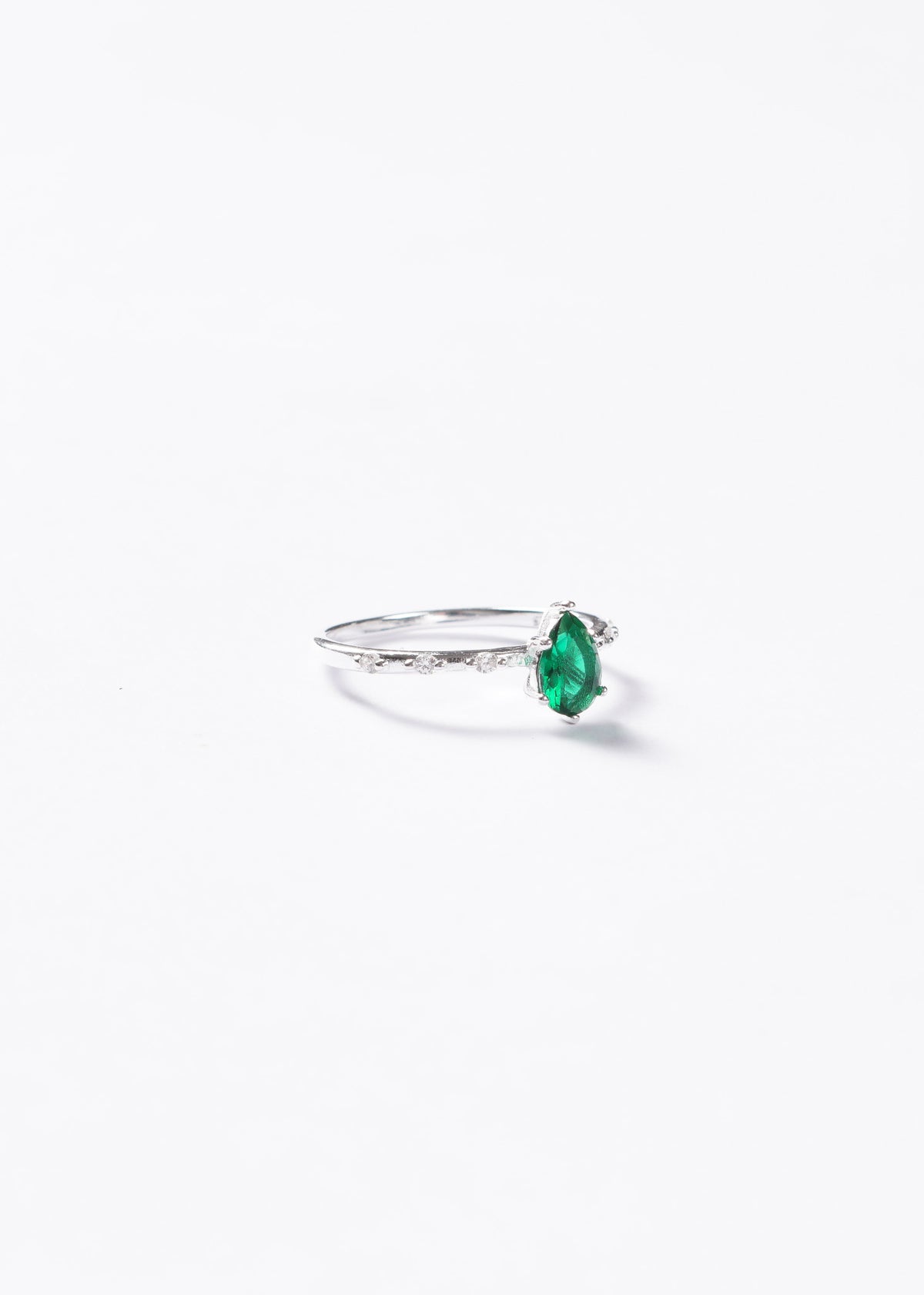 Anillo gota verde zirconia con laterales plata 925