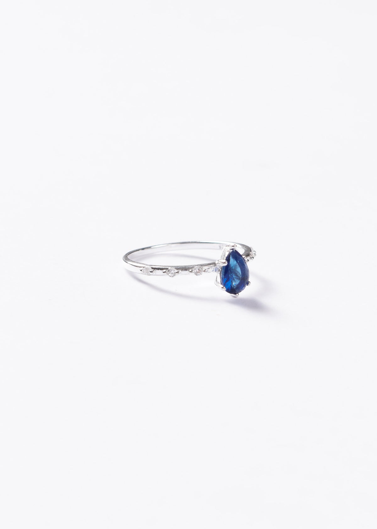 Anillo gota azul zirconia con laterales plata 925