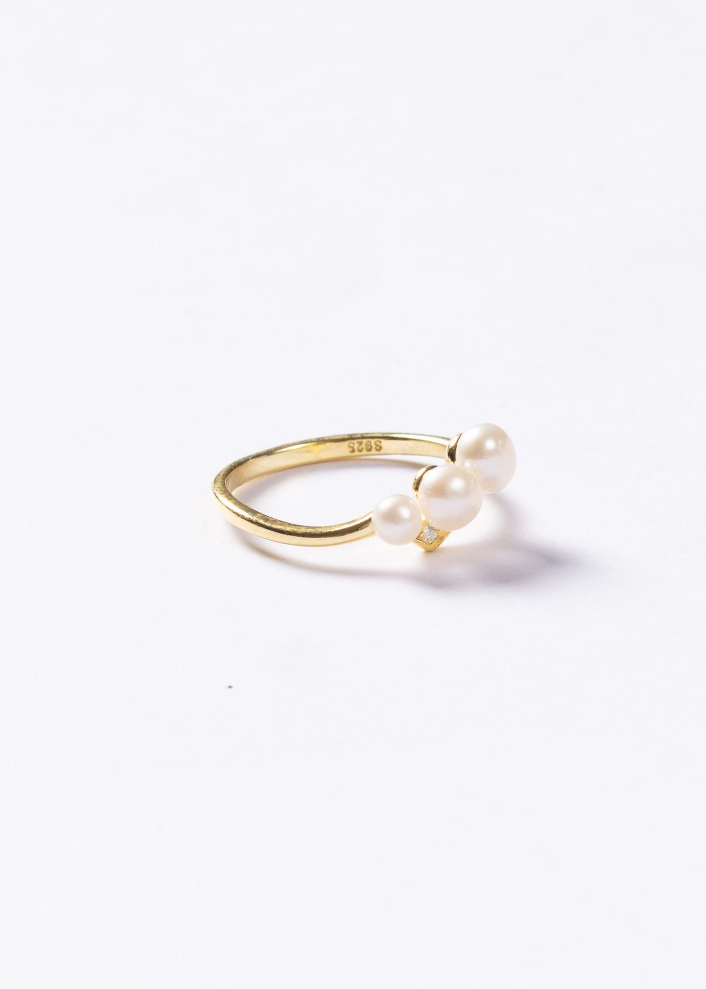 Anillo tres perlas de río con zirconias plata 925 & baño en oro 18k