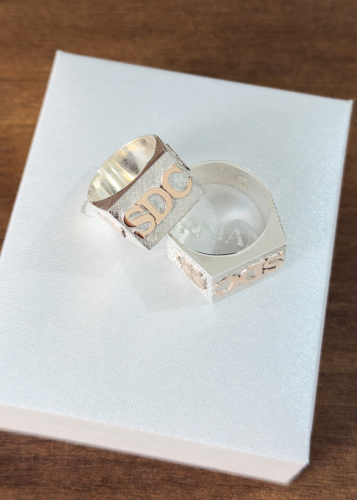 Anillo de mesa plata 950 con 2 o 3 iniciales + apliques oro 10k