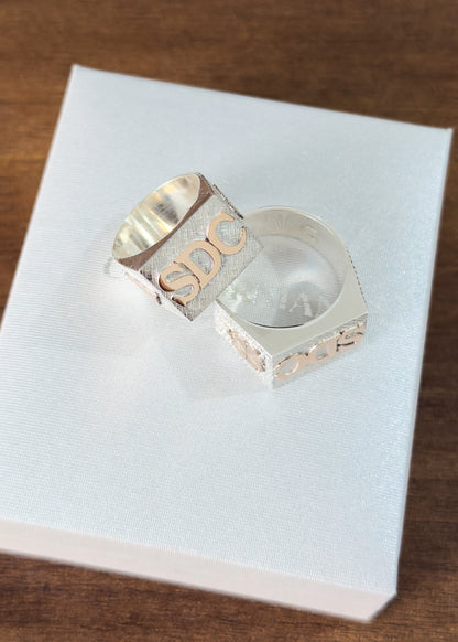 Anillo de mesa plata 950 con 2 o 3 iniciales + apliques oro 10k