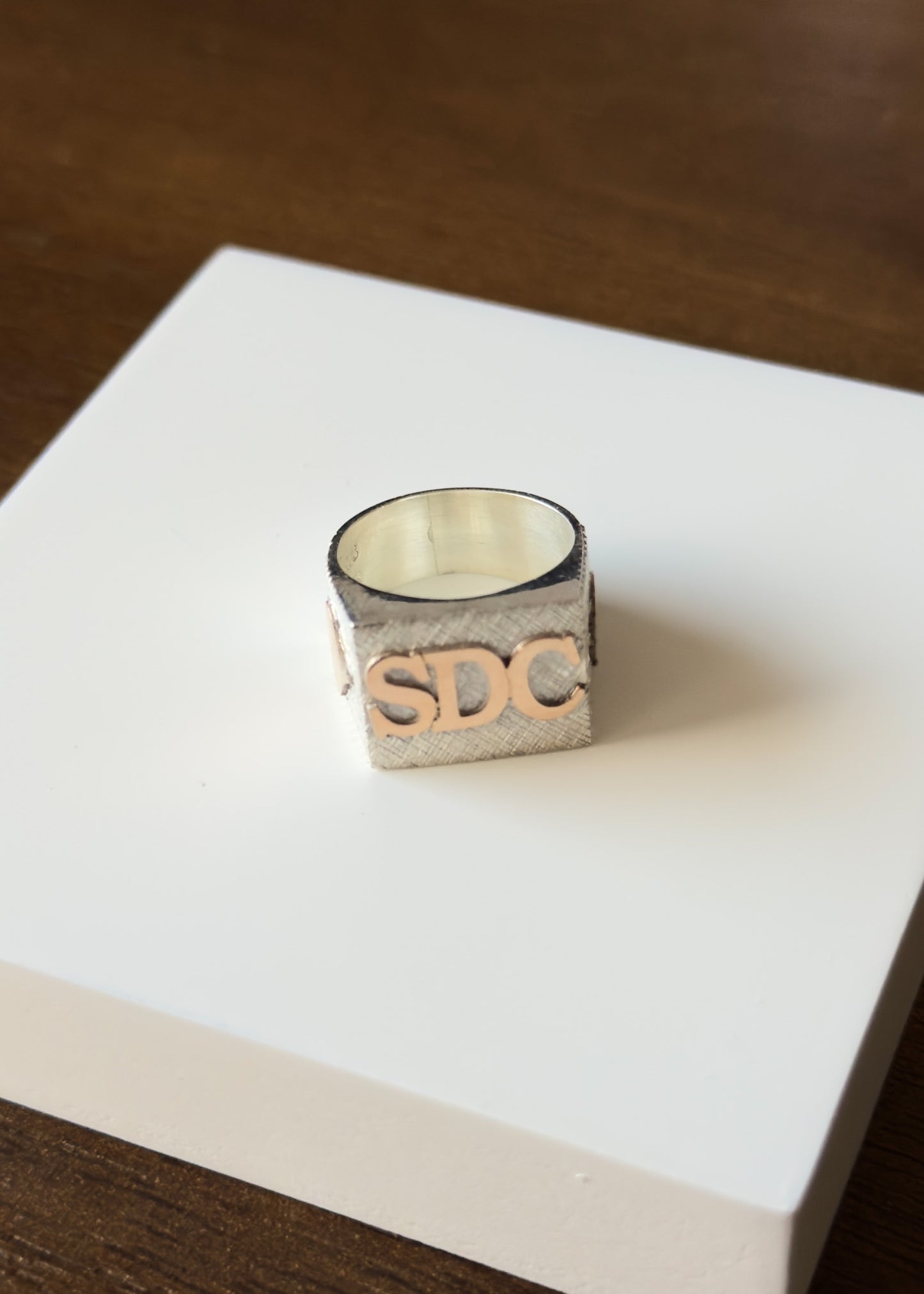 Anillo de mesa plata 950 con 2 o 3 iniciales + apliques oro 10k