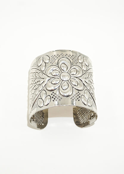 Pulsera brazalete con diseño de flores