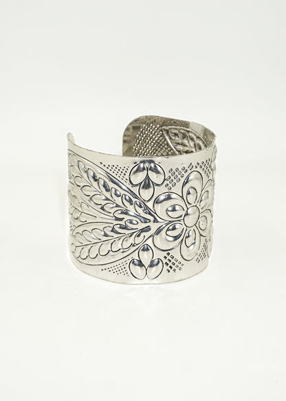Pulsera brazalete con diseño de flores