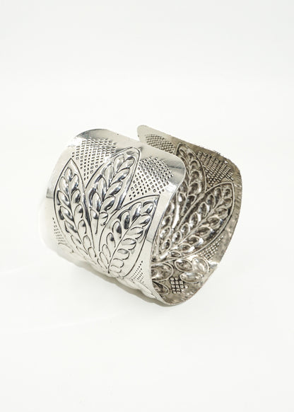 Pulsera brazalete con diseño de flores