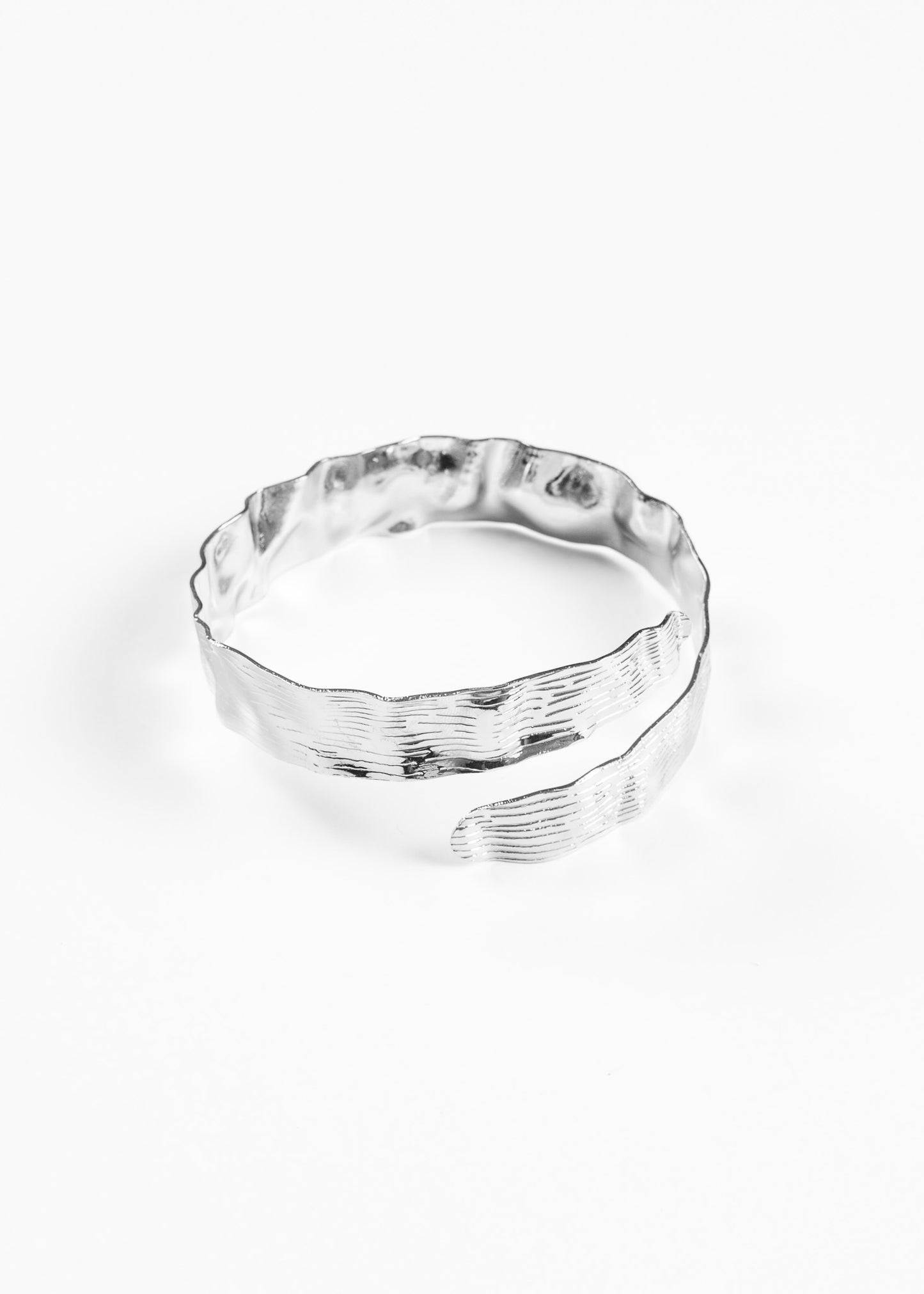 Brazalete martillado entrelazado ajustable - Plateado