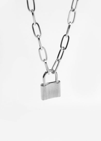 Cadena con dije candado acero quirúrgico