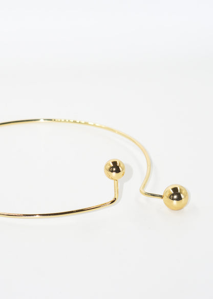 Gargantilla metálica cerrada con esferas