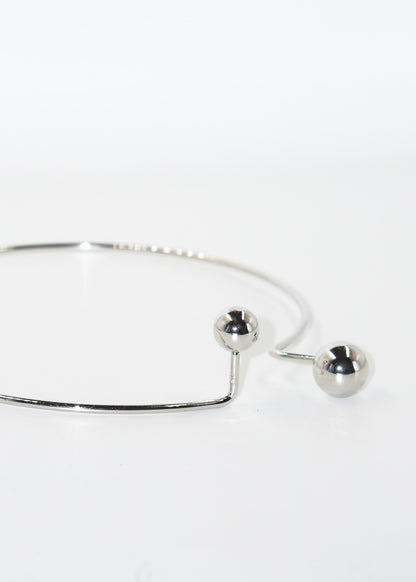 Gargantilla metálica cerrada con esferas