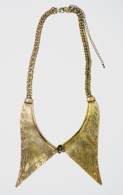 Collar vintage con dije grande puntas y flor al centro