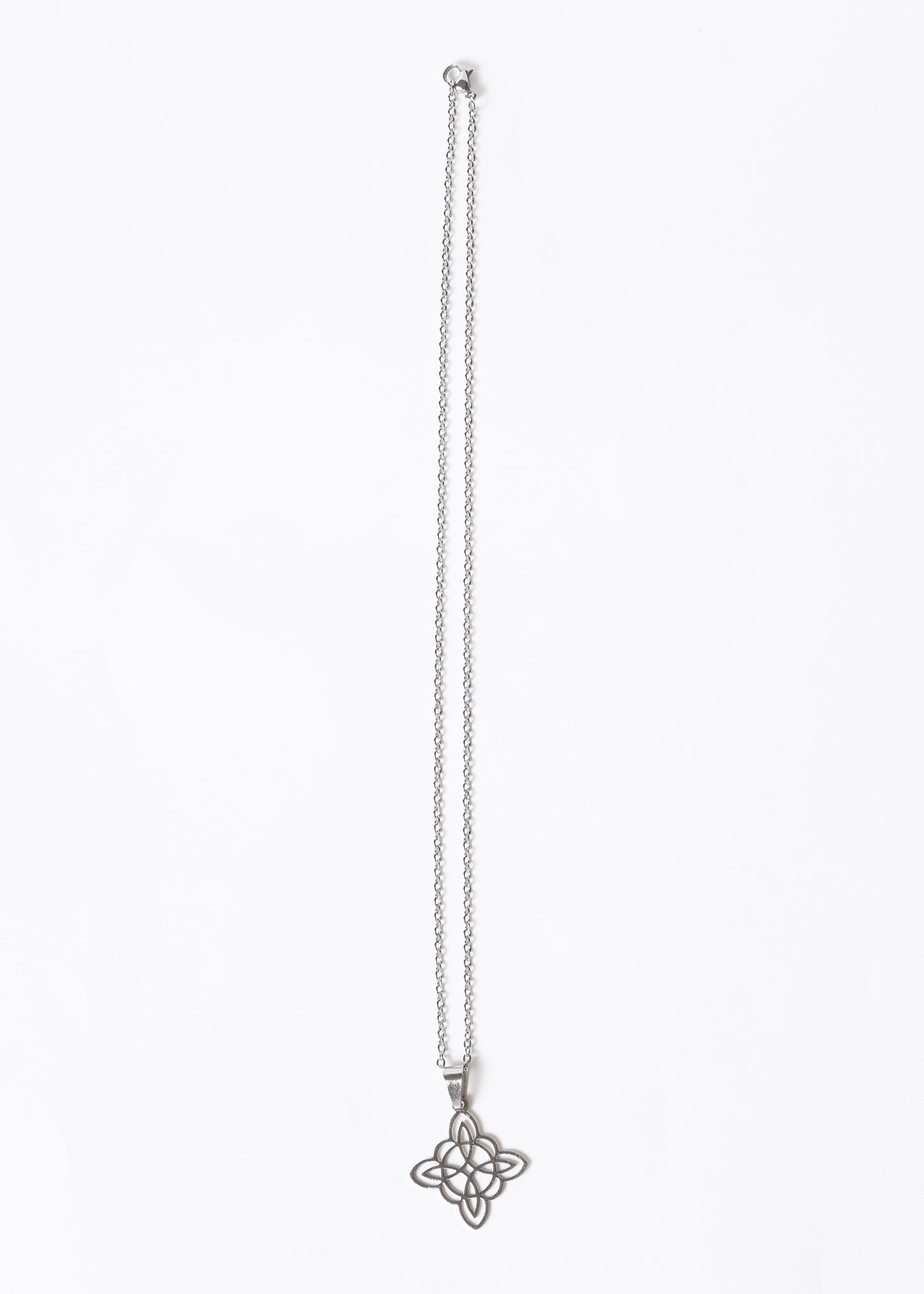 Cadena 45cm con dije nudo de brujas acero quirúrgico