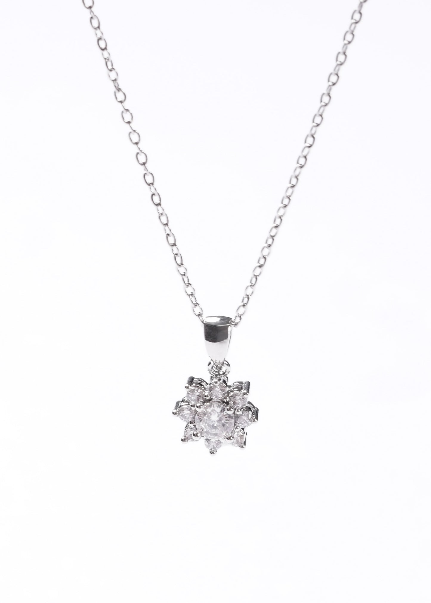 Collar flor zirconias - Acero quirúrgico enchapado en plata