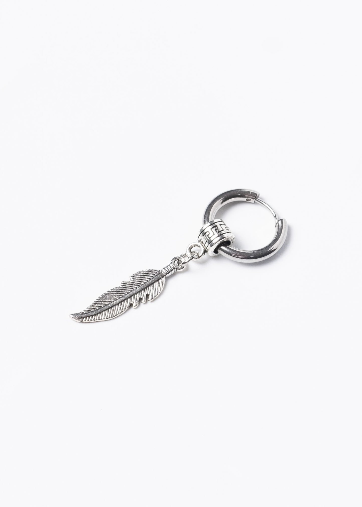 Aro con dije pluma griega acero quirúrgico