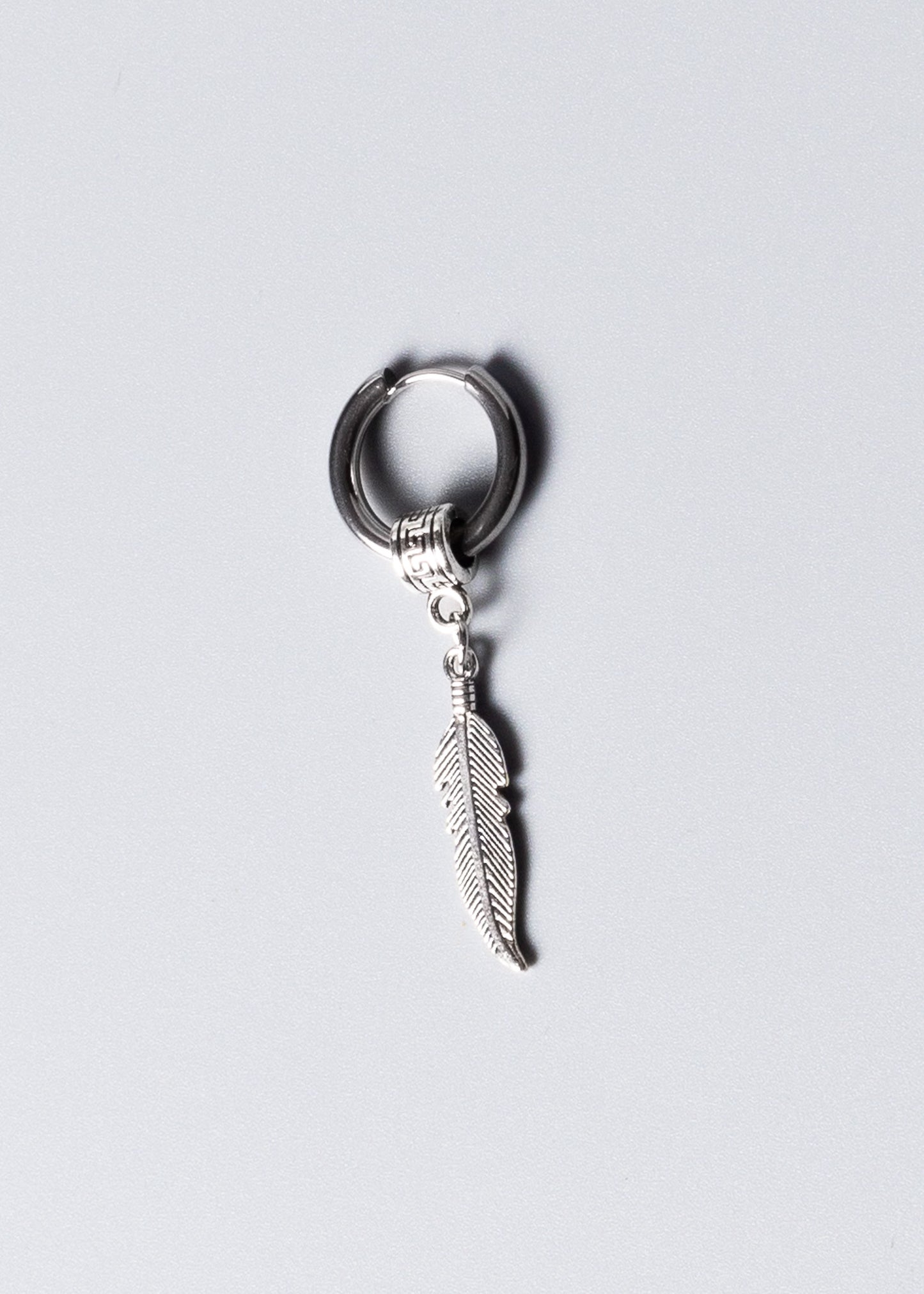 Aro con dije pluma griega acero quirúrgico