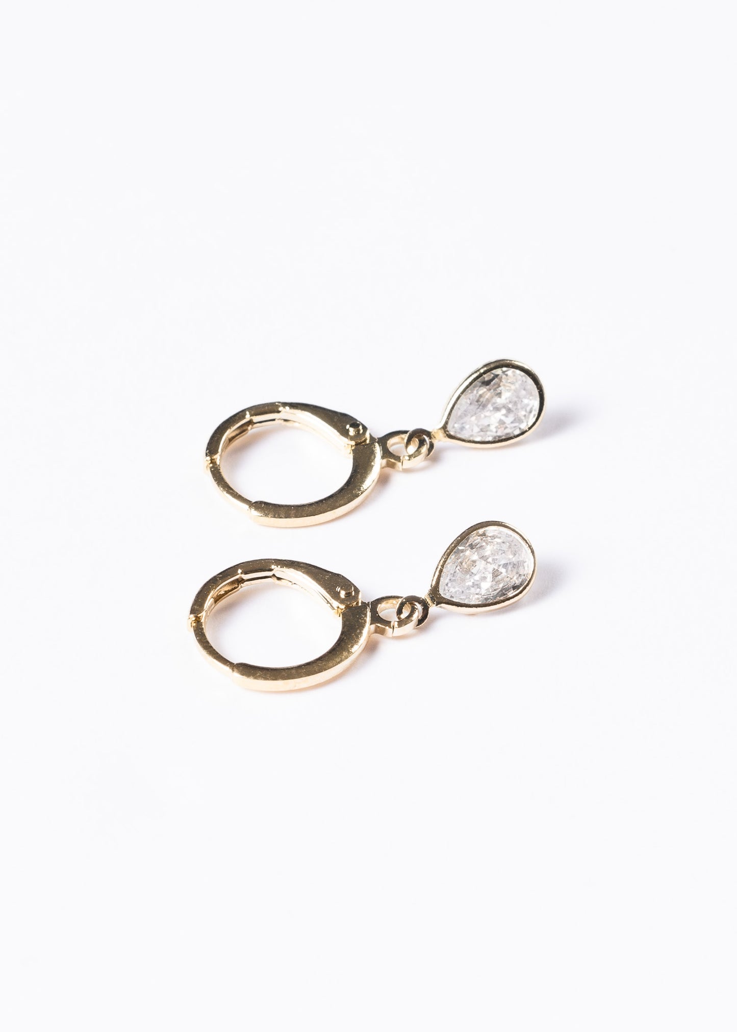 Caravanas aros con gota blanca - Enchapado en oro