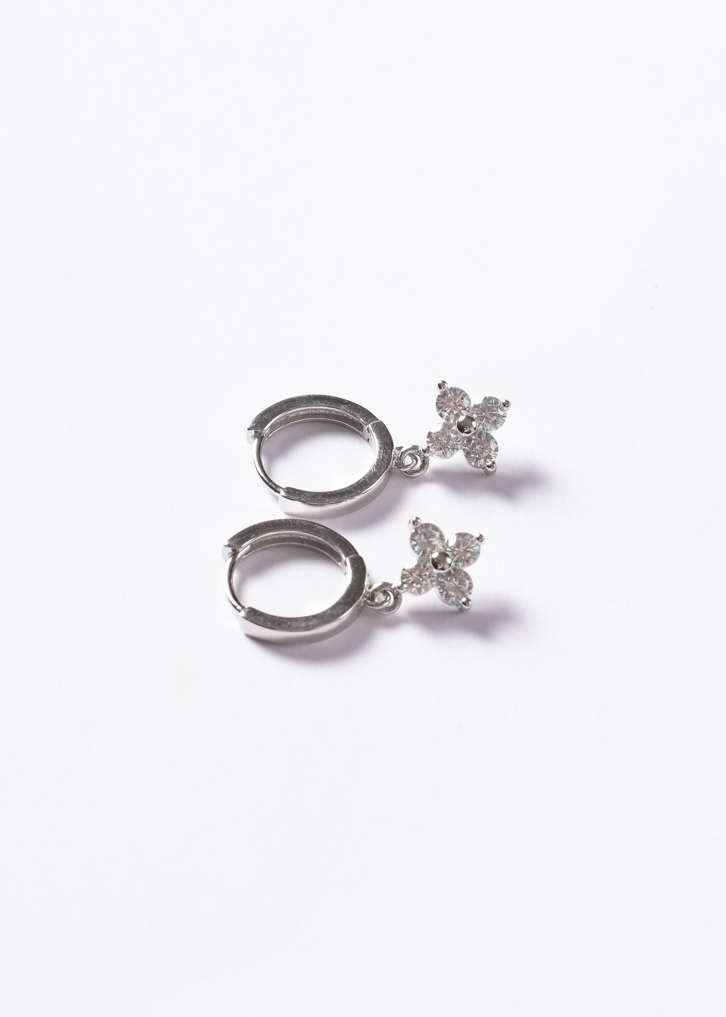 Caravanas aros con dije flor zirconia Plata 925