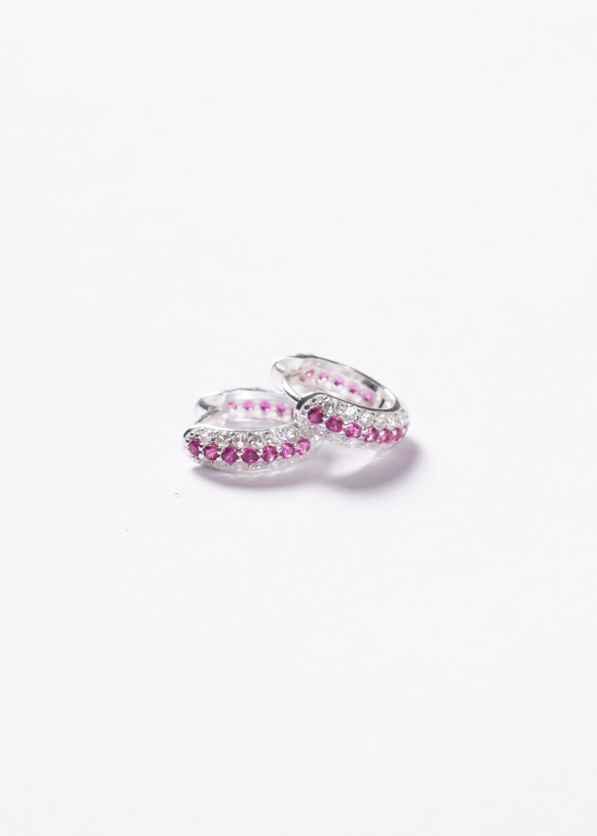 Caravanas aros huggies fila central zirconia fucsia plata 925