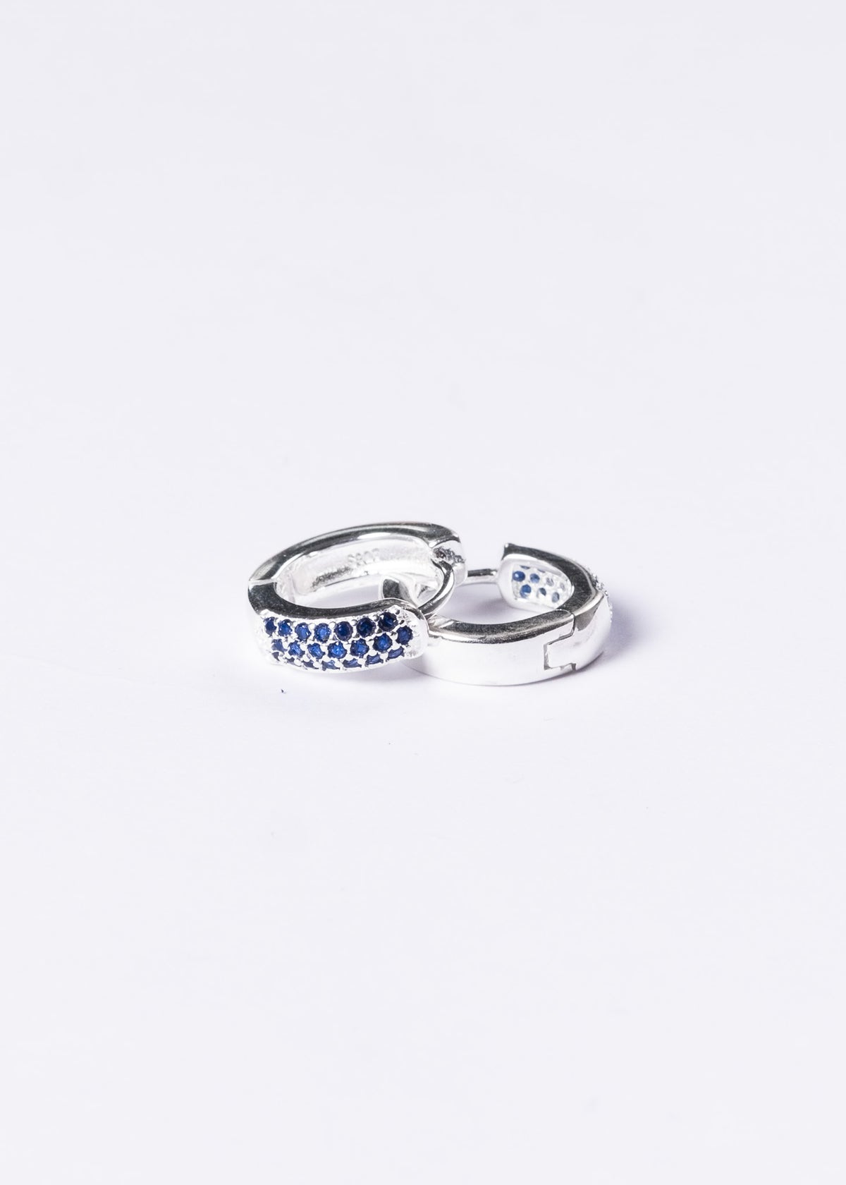 Caravanas aros huggies triple fila zirconia azul plata 925