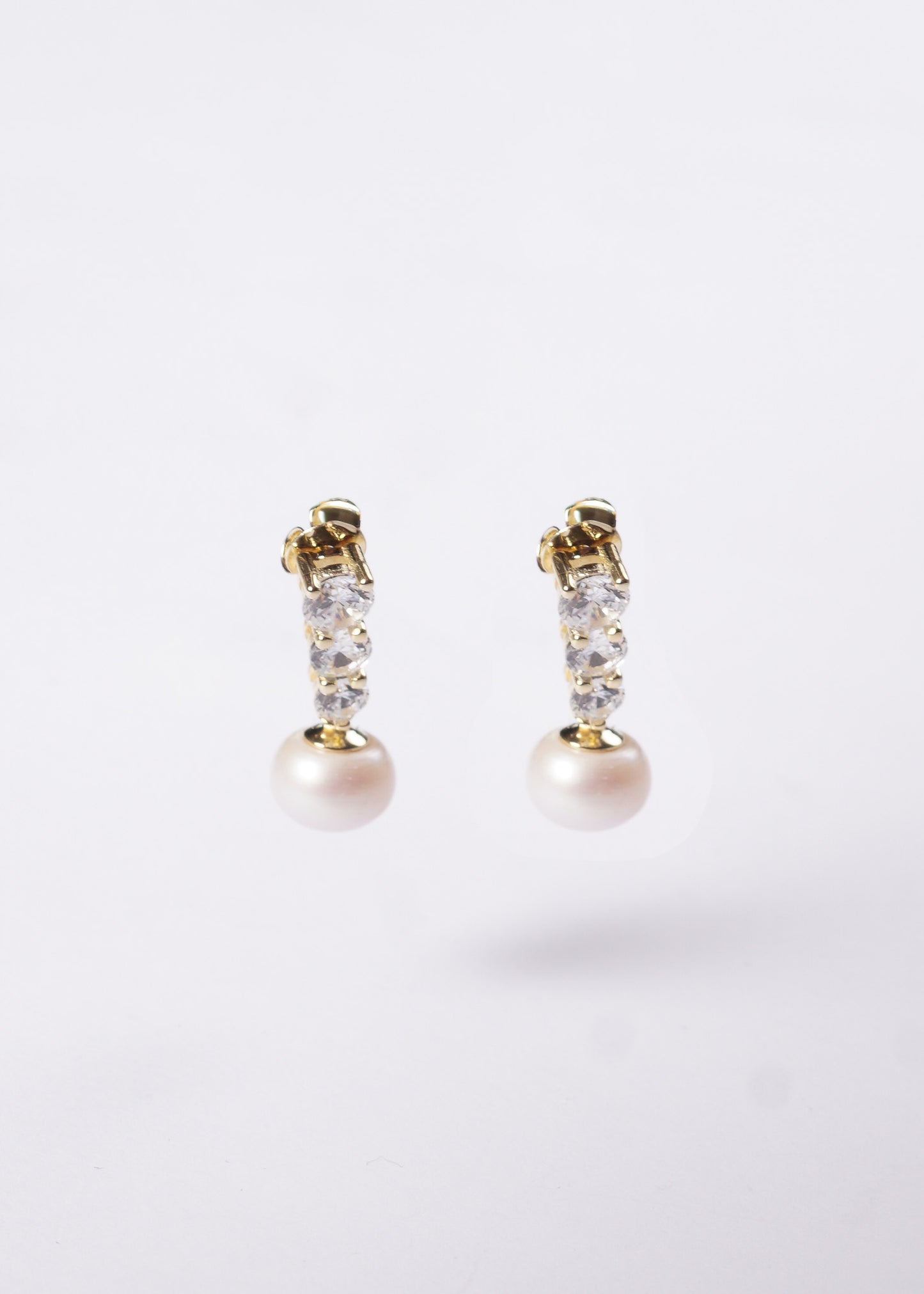 Caravanas tres puntos luz & perla Plata 925 & Baño de oro 18k