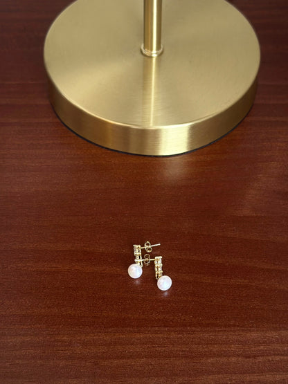 Caravanas tres puntos luz & perla Plata 925 & Baño de oro 18k